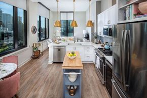 Atlanta apartment for rent - Kitchen with table and island and typical appliances