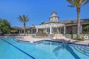 Davenport apartment for rent - take a dip in the resort style pool