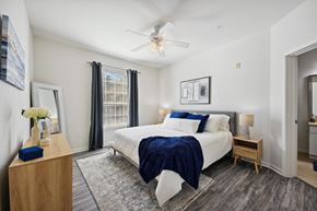 Davenport apartment for rent - a bedroom with a large bed and a ceiling fan