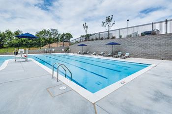 Urban green - resort-style outdoor pool2