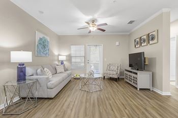 Nine-foot ceilings with crown molding