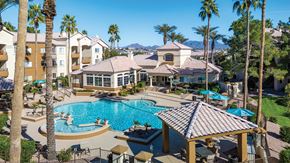 Phoenix apartment for rent - Resort-style swimming pool with heated spa - Sonterra Apartments at Paradise Valley