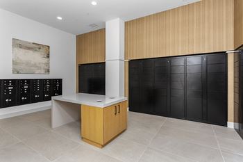 Electronic parcel locker system
