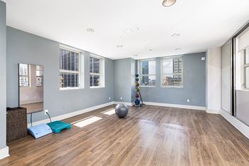 Virtual training studio with mirror technology