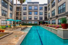Houston apartment for rent - 3000 Sage - Lap pool with sun ledge