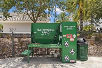 Pet washing station