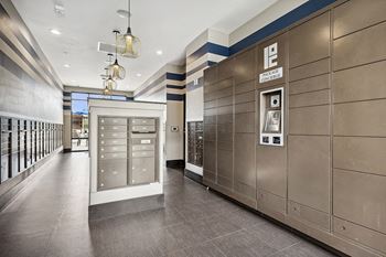 Electronic parcel locker system