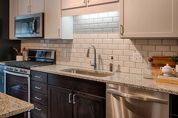 Undermount kitchen sinks