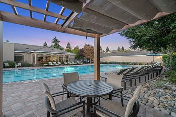 Free wi-fi access in the clubhouse and poolside
