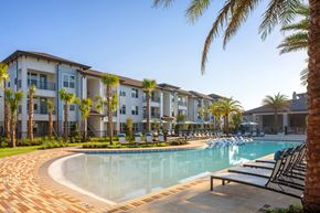 Jacksonville apartment for rent - Drift Town Center East resort-style pool and sundeck