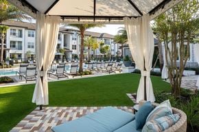 Jacksonville apartment for rent - Drift Town Center East poolside cabanas