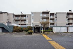 Richmond apartment for rent - A parking lot in front of apartment buildings.