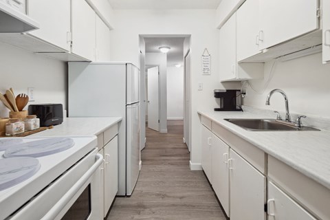 Floor plan for 2 beds, 2 baths, 979 sqft