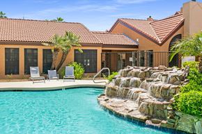 Phoenix apartment for rent - Large Outdoor Pool Area at Montelano Apartments, Phoenix