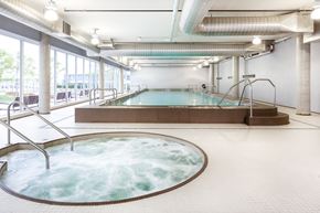 Richmond apartment for rent - A large indoor swimming pool with a hot tub.