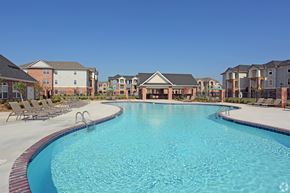 Rogers townhouse for rent - A large swimming pool in front of apartment buildings.