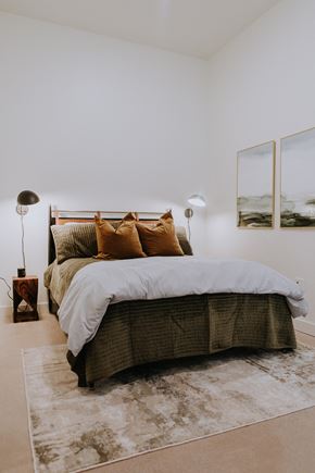 Duluth apartment for rent - a bedroom with a bed and two lamps and a rug