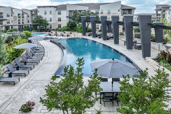 Resort-style, dual-level pool