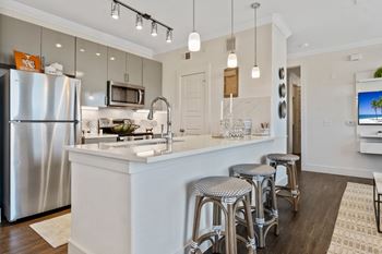 Kitchen table tip with chairs