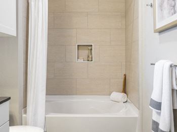 Soaking tub with niche shelving*