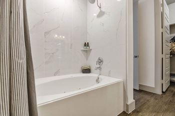 Bathroom tub
