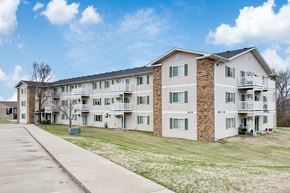 Des Moines apartment for rent - Apartment building with a parking lot in front.