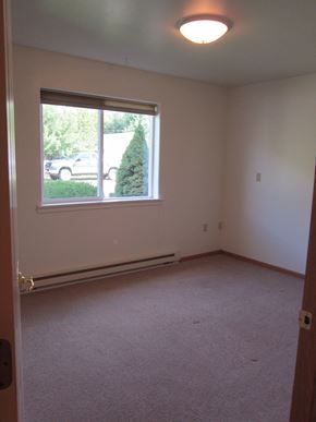 Superior apartment for rent - Image of window and heater in bedroom