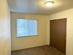 Mariposa apartment for rent - Bedroom with double closet, carpet and window with blinds