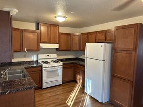 Mariposa apartment for rent - Kitchen showing gas stove, refrigerator, and cabnets