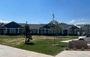 Homedale apartment for rent - image of Vineyard Cottages Homedale with monument sign on top of a lush green field