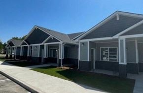 Homedale apartment for rent - image of the front of units at Vineyard Cottages Homedale