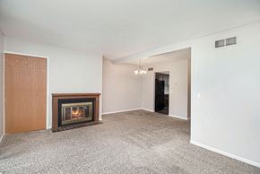Lansing townhouse for rent - Living room, fireplace
