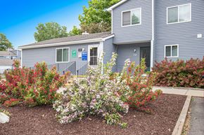 Lansing townhouse for rent - Building, landscaping