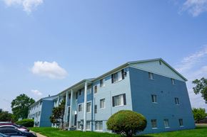 Melvindale apartment for rent - Gale Gardens apartment building with landscaping