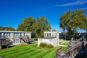 Warren apartment for rent - Courtyard at Silverstone Apartments in Warren, Michigan