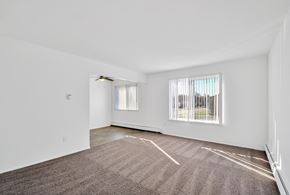 Warren apartment for rent - Spacious apartment living room at Huntington Club Apartments in Warren, Michigan