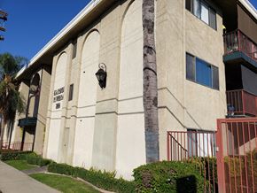 San Pedro apartment for rent - the side of a building with a tree in front of it