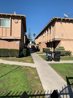 Los Angeles apartment for rent - A sunny day in a residential area with houses on both sides of the street.