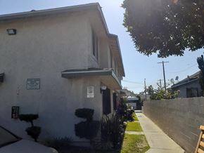 Los Angeles apartment for rent - A house with a sign on the wall that says "No Parking".