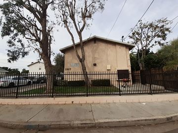 Los Angeles apartment for rent - A small building with the number 2927 on it is surrounded by a black fence.