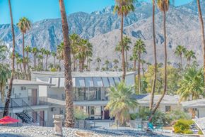 Palm Springs apartment for rent - the building in which the resort is located