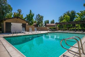 Highland apartment for rent - the swimming pool at our apartments