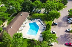 Wheeling apartment for rent - Swimming pool in a parking lot