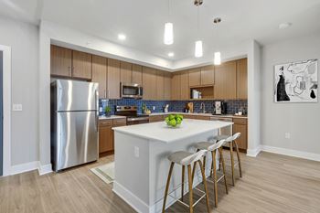 Fully equipped eat-in kitchen