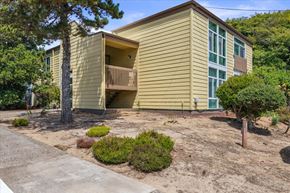 Newport apartment for rent - A yellow house with a balcony and a green door.