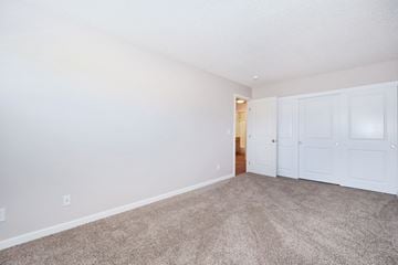 Portland apartment for rent - a spacious living room with carpet and white doors
