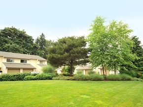 Gladstone apartment for rent - a large lawn in front of a house
