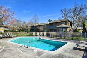 Beaverton apartment for rent - Crescent Ridge pool
