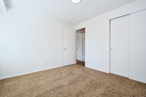 Hillsboro apartment for rent - a bedroom with a carpeted floor and white walls