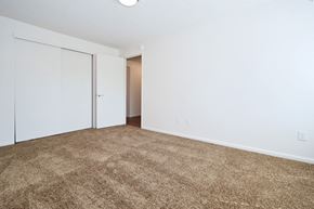 Hillsboro apartment for rent - a bedroom with a carpeted floor and white walls
